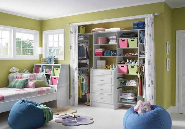 Cover the dressing room in a niche with a curtain