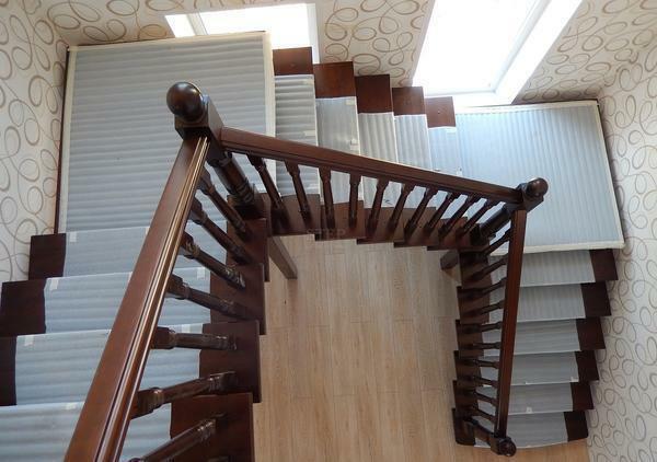 Ein besonderer Bereich auf der U-förmigen Treppe macht es praktisch und funktional