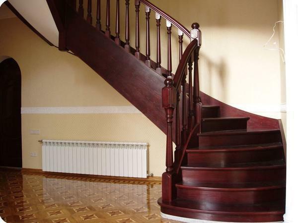 Die beliebtesten und gefragt sind heute die Treppe aus edlem Holz