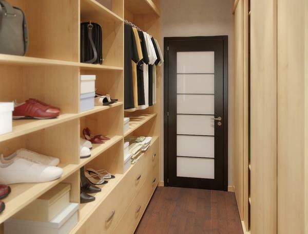 Vse pohištvo v majhni garderobi mora biti tesno pritisnil ob steno za maksimalno učinkovitost prostora
