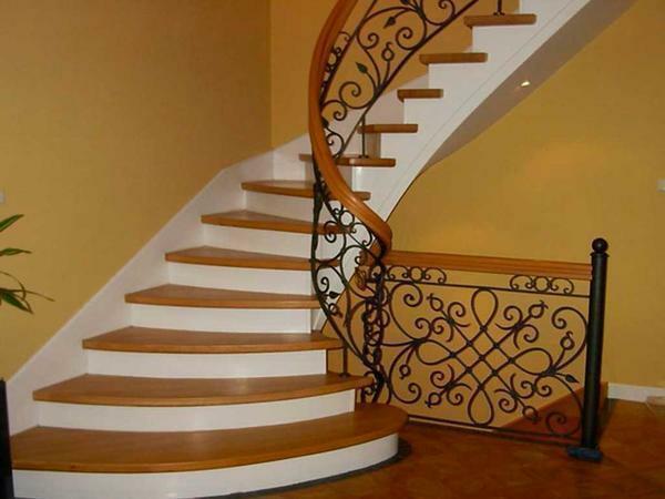 Konkrete trapper til anden sal: et foto i private hjem end til slut, produktion af deres egne hænder, registrering design