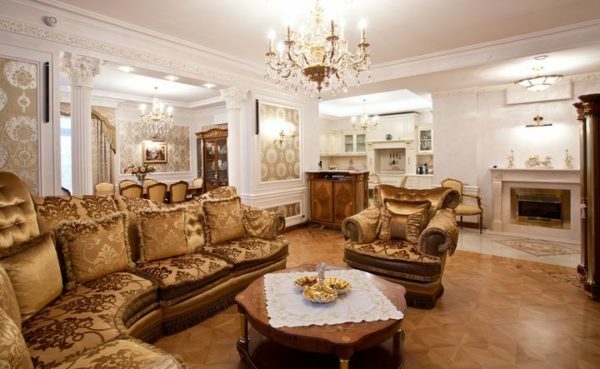Vážený čalúneného nábytku odráža panely zdôrazňuje zámerné luxusný klasický štýl.