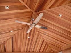 Revestimiento de madera es una de las maneras más fáciles para decorar la pared o en el techo