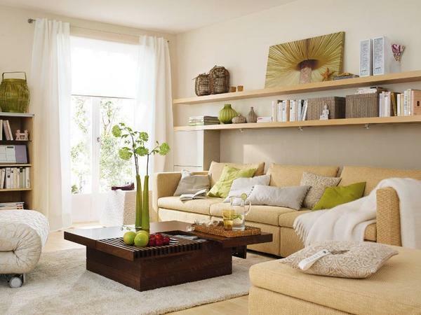 It is necessary with the mind to approach the decoration of the living room, not littering it with extra things
