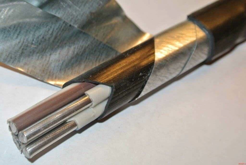 Gepantserde aluminium of koperen kabels worden gelegd tot een diepte van 80 cm