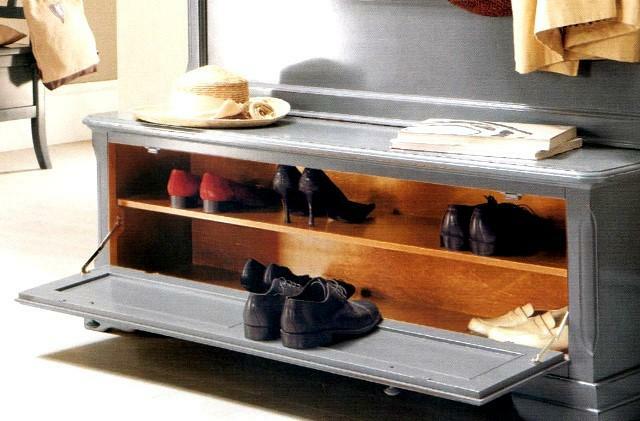 Komoda na buty w przedpokoju: wąskie okno, półki i meble, regały zdjęcia, przechowywanie w klatce piersiowej, stoją małe