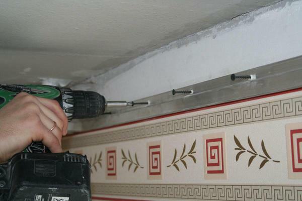 tavan montajı işi duvarlarının işaretlenmesi ve çerçeve montaj ile başlar