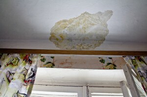 Søknad om reparasjon av taket: et program, en prøve estimat, reparasjon liste og handle