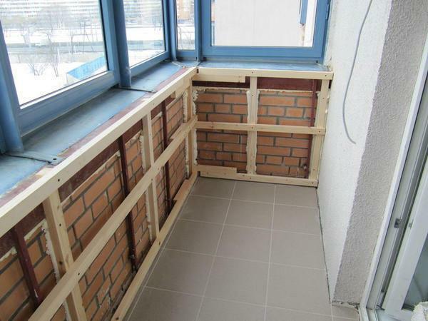 Pada balkon pengaturan, para ahli merekomendasikan untuk melindungi lantai dan dinding
