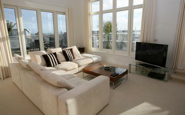 When choosing a window for the living room, it is worth paying special attention to the quality of the insulating glass unit