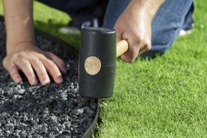 כדי למנוע התפשטות של דשא על מיטות או נתיבים אתה יכול להשתמש בקלטת המדרכה