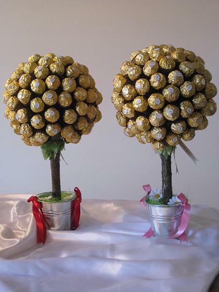 Decorate the room and make it more original can be with the help of topiary of sweets, placing it in a prominent place