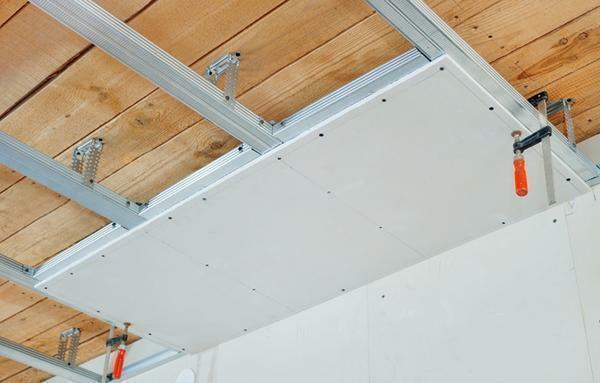 El techo de placas de yeso se puede disponer en varias capas, dando así una vista inusual de la habitación