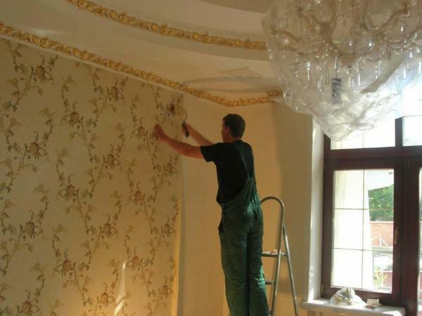 Vid reparation lägenheter ofta först lim tapeter, och sedan lägga laminat