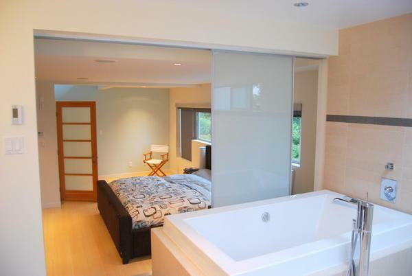 Guļamistaba ar vannas istabu un garderobi: vannasistaba ar kombinēto dizaina, foto