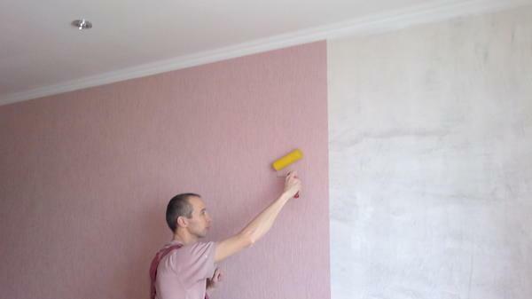 É possível wallpaper cola no papel de parede antigo: como cola, cola o novo sobre o velho