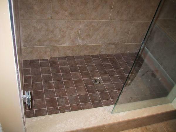 Grande escolha trapikov drenagem de água faz com que seja possível instalar o chuveiro sem em qualquer sala