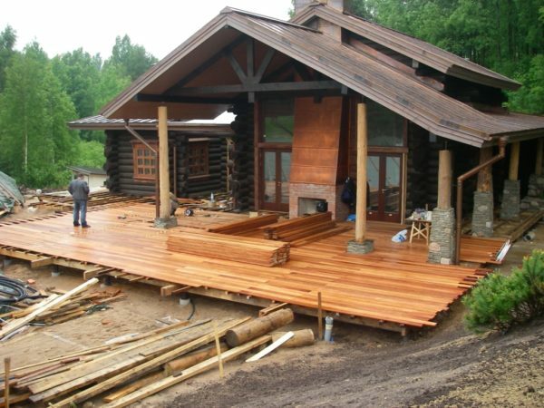 In the photo - the construction of an outdoor terrace.
