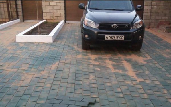 This material is strong enough even for paving driveways - for example, areas in front of the garage