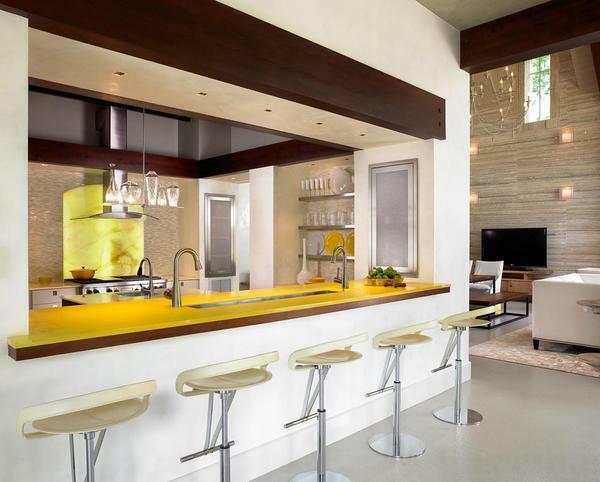 Le comptoir de bar dans la cuisine-salon est pratique car il peut être utilisé pour diviser la cuisine en plusieurs zones