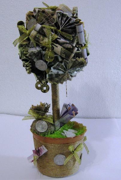 En la fabricación de topiary dinero evitar una acumulación excesiva de elementos decorativos en una parte de la composición