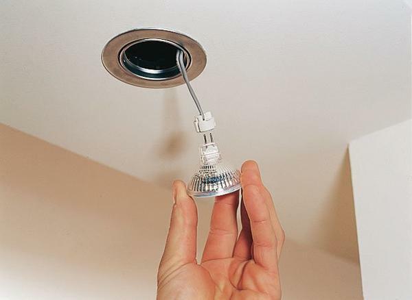 Meniť žiarovky v kúpeľni - úloha je jednoduchý, ale najprv zistiť, aký typ montáž použitý