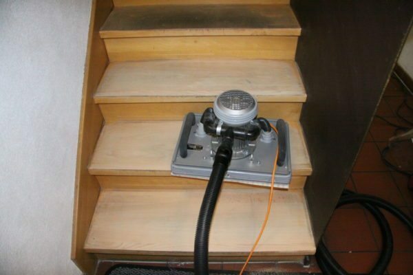 Thoroughly grind all surfaces of the stairs by hand or power tool