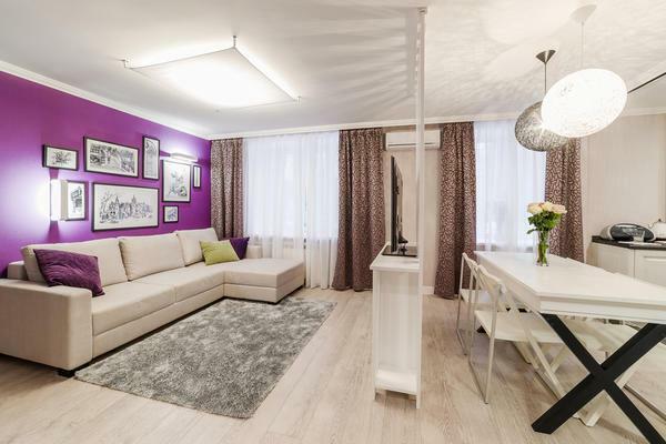 papel de parede roxo para as paredes no interior, cores e fotos, combinado com algumas cores pálidas, um sofá-suit