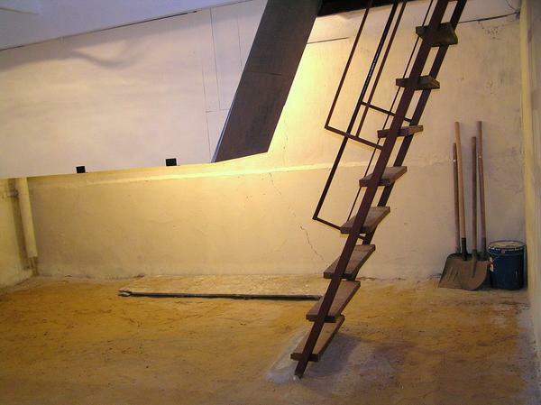 Among the advantages of metal stairs is worth mentioning the strength and long life