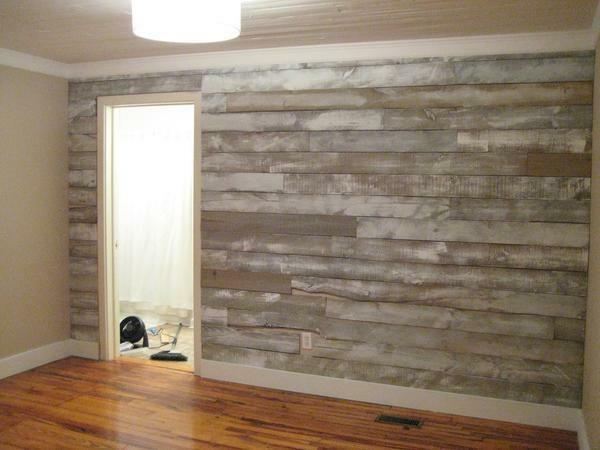 papel de vinilo de calidad en las paredes permite crear una imitación de madera, baldosas o piedra natural