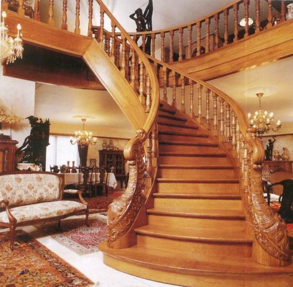Szép és nagy, fából készült lépcső teszi a lakberendezés kifinomult és elegáns