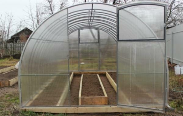 Polycarbonate greenhouse - a convenient means for obtaining an early harvest on your site