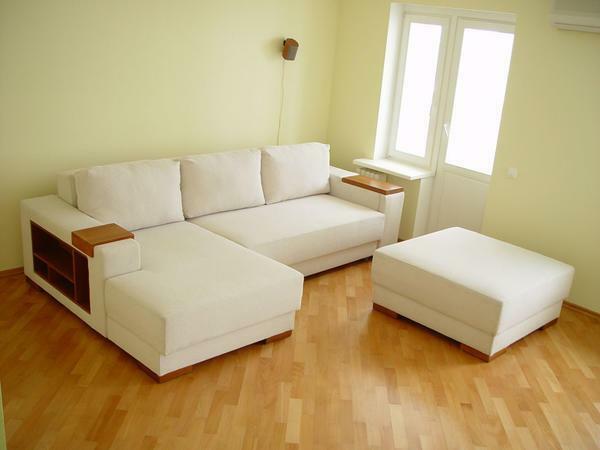Uporaba kotne pohištva shranite malo več prostora v dnevni sobi