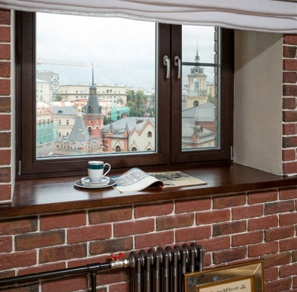 Jika Anda memilih apartemen, membuang windowsills putih klasik mendukung nuansa kayu gelap