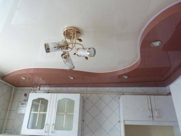 Decorar o interior da cozinha e torná-lo originais autorização duplex tectos brilhantes