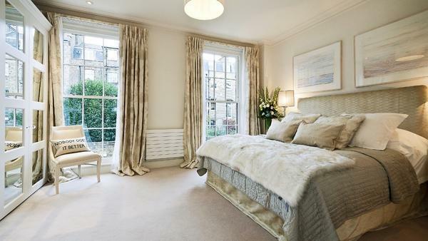 Ustvarite prijetno vzdušje v spalnici pomoč stilsko zavese in dekor predmetov