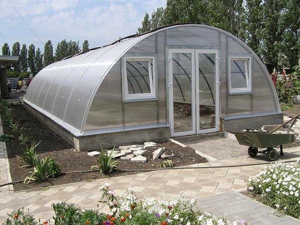 Om du vill använda växthuset under vintern, måste den vara utrustad med värmeutrustning