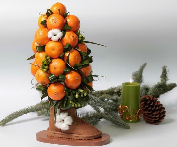 Mandarins have long become one of the main attributes of the New Year holidays, so the topiary with their use will perfectly decorate your apartment