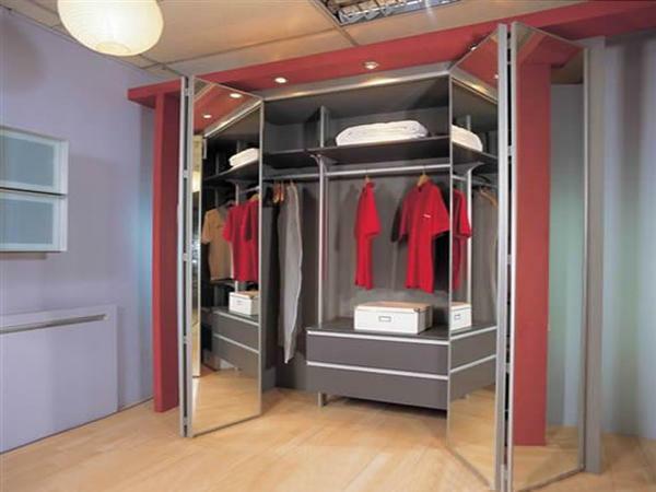 Folding doors are very suitable for corner cloakroom rooms