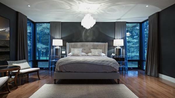 Osnovna osvetlitev v spalnici je običajno predstavlja strop lestenec. Ta možnost bi morala biti funkcionalna in nemoteče