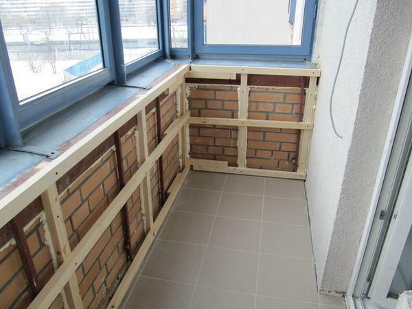 Før du begynner å innrede balkonger fôr, bør forberede seg på rommet og nødvendige materialer for arbeid
