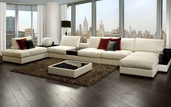 Dekorēšanai liela viesu istaba dizaineri iesaka izvēlēties modulāra dīvāns stūra formu
