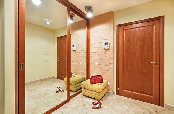 If the wardrobe in the hallway has a built-in mirror, then it is not necessary to buy it separately