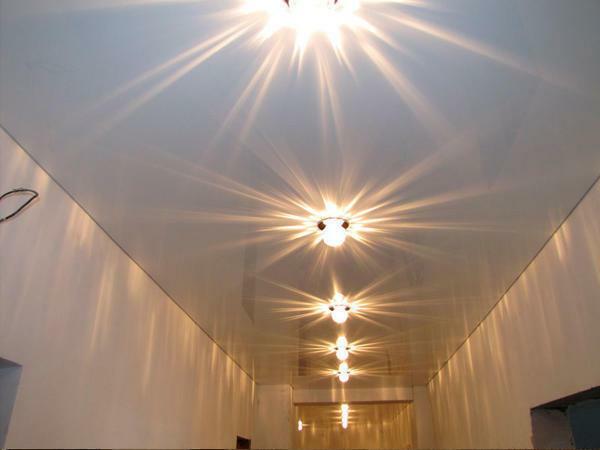 Sürekli şerit şeklinde odanın ortasında ışıklar monte etmek uzun ve dar koridor aydınlatma için