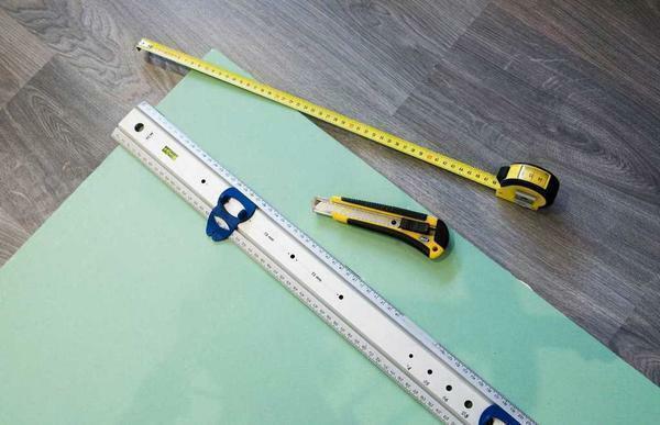Knowing the weight of gypsum board, it is possible to correctly calculate the dimensions and installation options for gypsum board construction