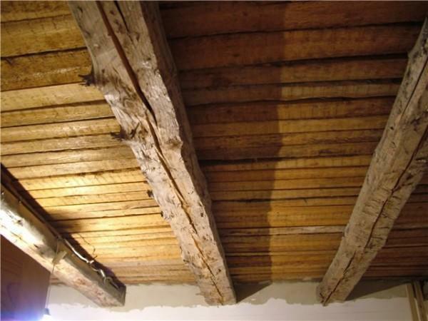 Kako Obložite strop mavčnih v leseni hiši: drevo z rokami video