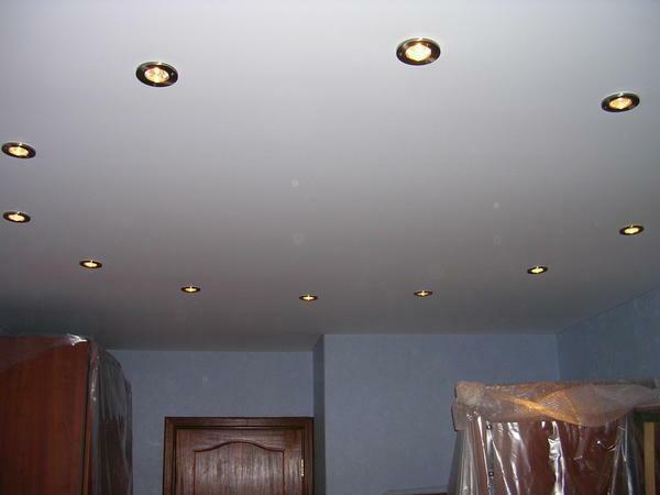 The correct arrangement of spotlights plays an important role in the design of stretch ceilings