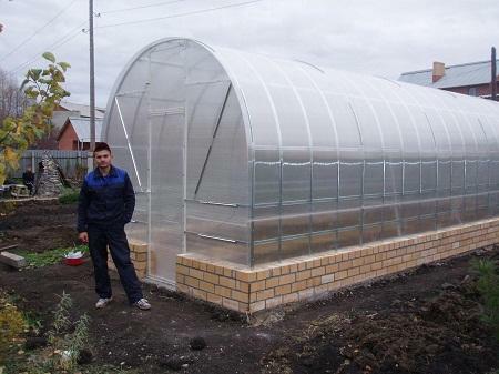 It is not difficult to install a polycarbonate greenhouse, however, it is worthwhile to study the theory