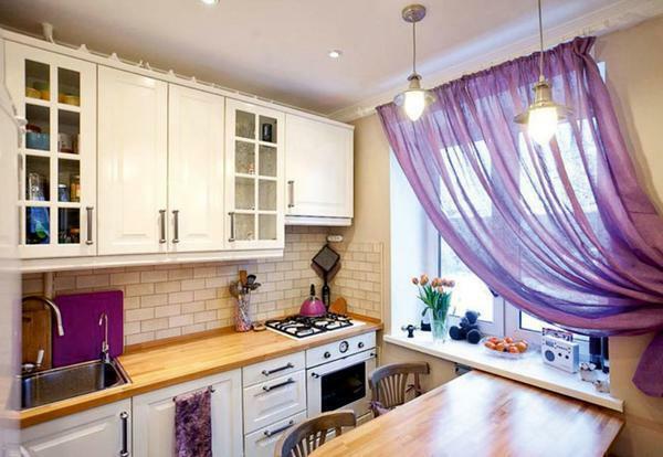Schöne lila Lichtvorhänge sind ideal für die Dekoration von Küchenfenster