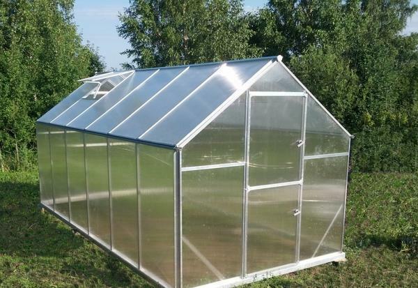 Before buying a polycarbonate, you need to perform the necessary measurements of the frame of the greenhouse and write them on paper